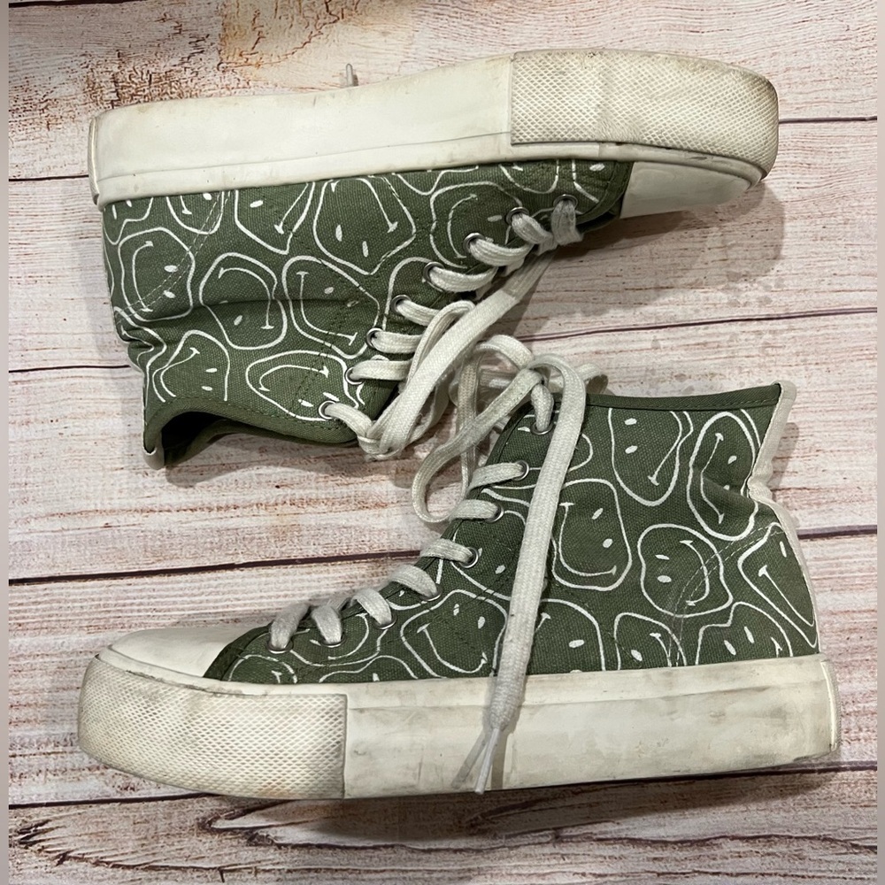 The Smiley® company High-Top green Sneaker size 8 American Eagle.